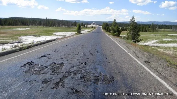 YellowstoneRoad1